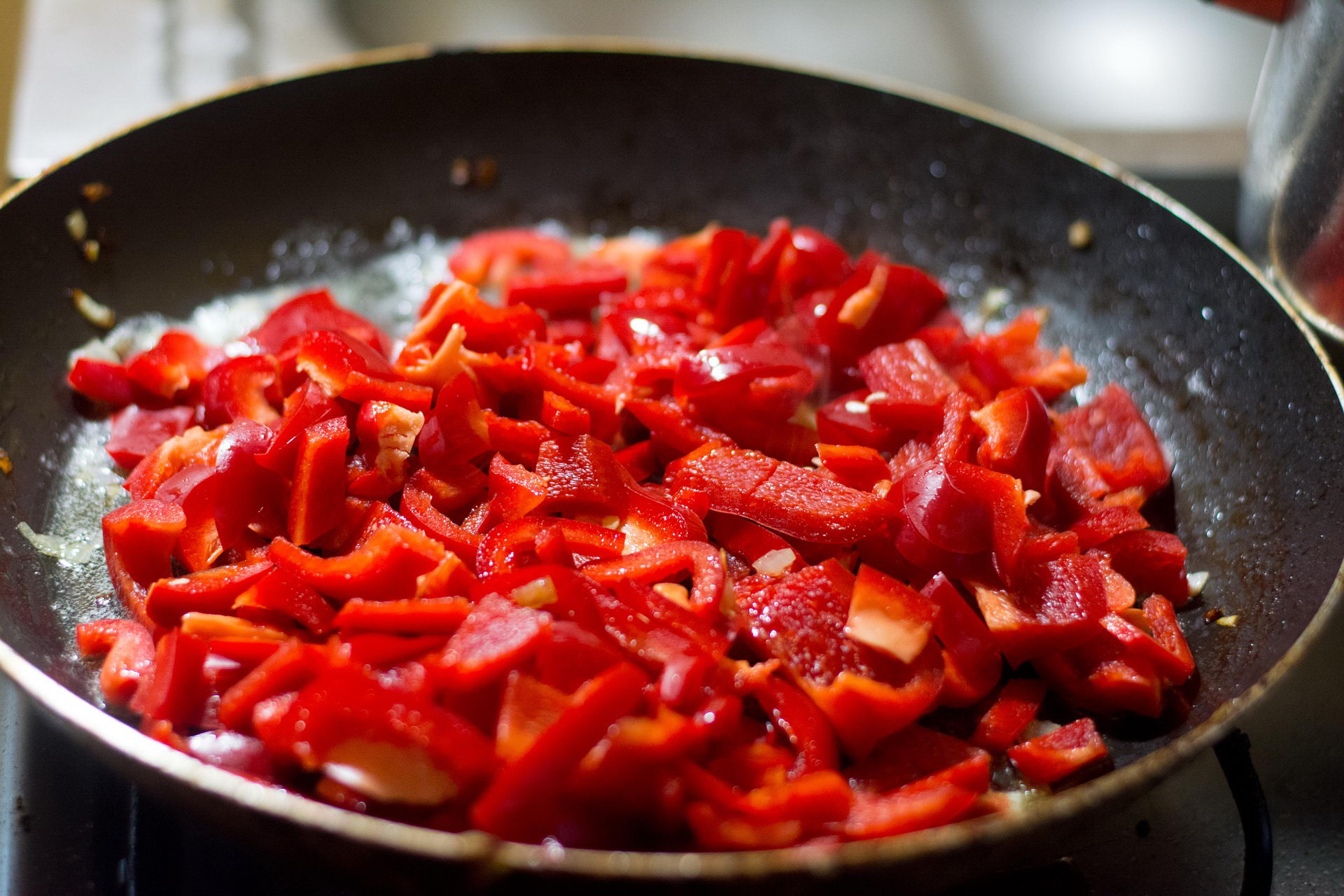 Vegetarisches Letscho Paprikagemüse mit Tomate auf Reis
