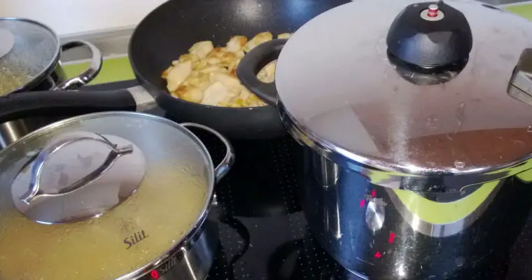 Fissler-Schnellkochtopf, Silit-Kochtopf, Tefal-Pfanne auf einem NEFF-Induktionsherd