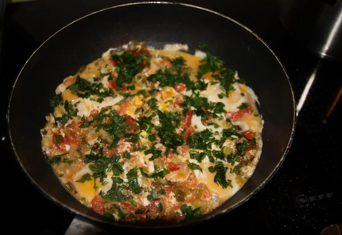 Shakshuka - orientalischer Gemüseeintopf mit Eiern